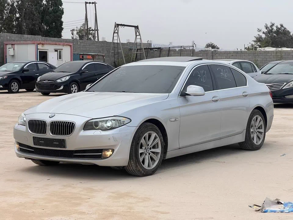 سيارة بي إم دبليو فضية في ساحة السيارات